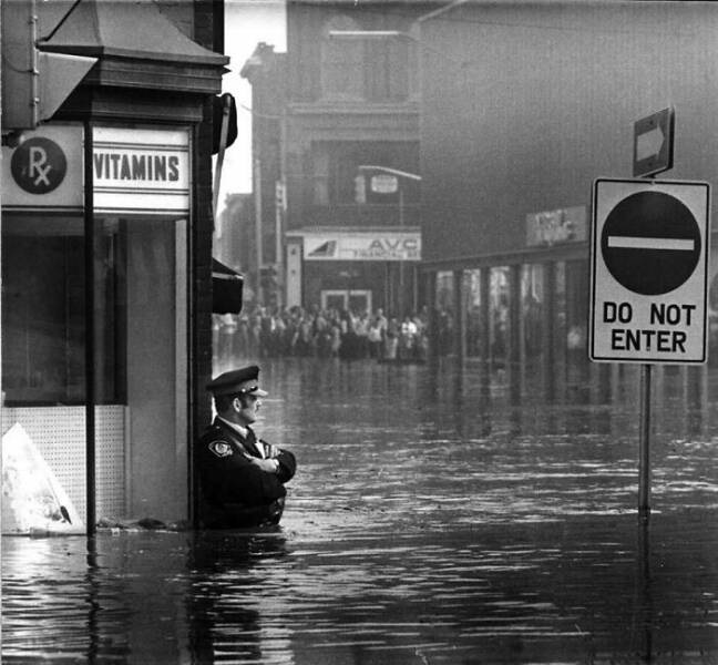 Name:  Canadian police officer guarding a pharmacy during a flood. Galt, Ontario, Canada.jpg
Views: 579
Size:  101.3 KB